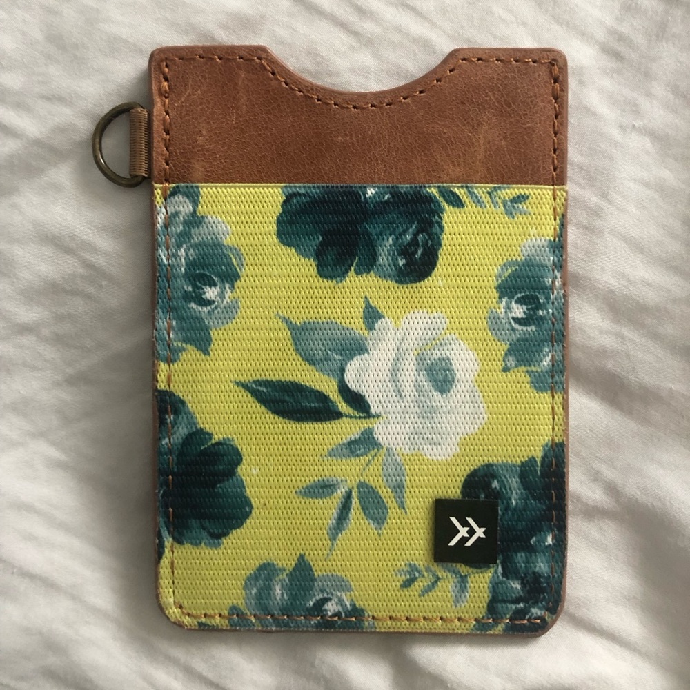 Vertical credit card or business card holder / wallet